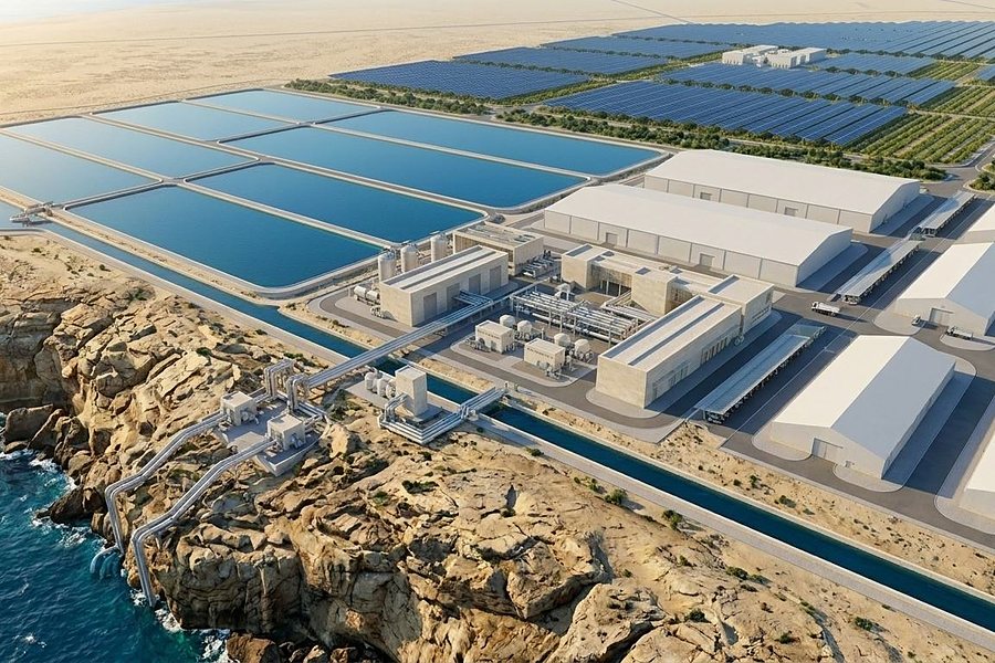 Coastal solar-coupled desalination plant
