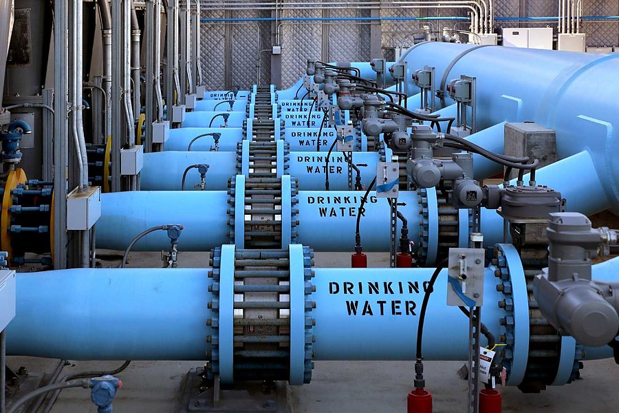 Drinking-water distribution pipe hall